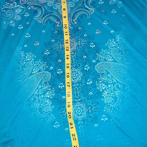 Turquoise Tee with Silver Metallic Details - Picture 4 of 4